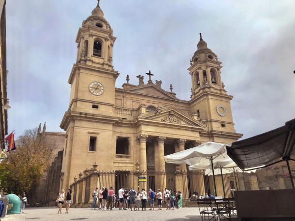 Iruñeko katedralaren fatxada neoklasikoaren irudia. Lehen planoan terraza bat.
